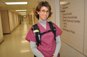 의료 종사자가 공기 중 인플루엔자 노출을 조사하기 위해 공기 시료 채취 장치를 착용하고 있다