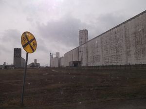 오클라호마주 이니드의 철도 옆 곡물 엘리베이터