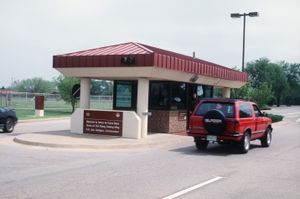 이니드 밴스 공군 기지 정문