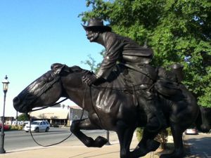 체로키 스트립 컨퍼런스 센터 근처 이니드 시내에 있는 해롤드 T. 홀든의 조각상 부머