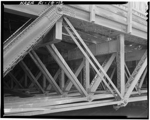 수직선이 있는 수정된 워렌 트러스의 상세 보기