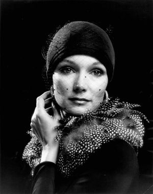 미미여, Hit Lady (1974)에서)