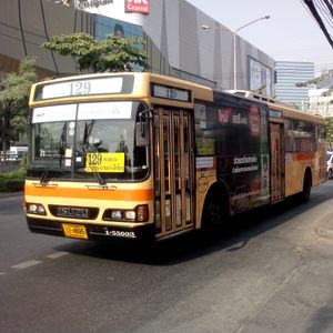 CM "세계를 잇는 아시아의 활동 편"에 등장한 태국 노선 버스와 동일 차종 (LV223S)