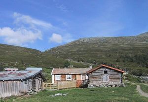 세테르}}(계절별 목초지). 수목 한계선 위의 산에 위치하며, 가축을 여름 목초지로 데려가는 사람들이 거주하는 데 사용된다.