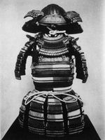 色々威腹巻 兜・壺袖付（국가의 중요 문화재）