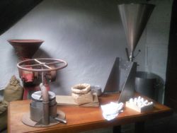 프랑스 라 가실리에 있는 이브 로셰의 첫 번째 실험실은 가족의 집에 있었다.