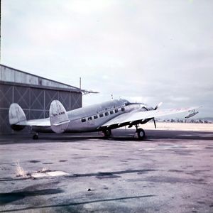 이스트 웨스트 항공의 록히드 허드슨은 1958년 웨가웨가 공항 비행장에서 민간 항공으로 개조되어 CSIRO 구름 씨 뿌리기 실험에 사용되었다.