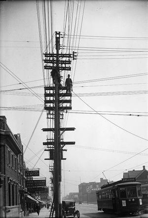 1925년, 노면전차가 댄포스 빌리지를 지나가고 있다. 이 빌리지는 20세기 초에 노면전차 교외로 발전했다.