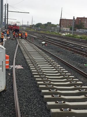 퀸스의 암트랙 서행 바이패스 터널용 레일 포설