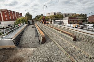 2017년 10월 웨스트베리 역 근처 포스트 애비뉴 교량. 두 개의 선로가 교량을 지나가지만, 사진 왼쪽에는 세 번째 선로를 위한 공간이 있다. 주 간선의 세 번째 선로를 수용하기 위해 건설되었다.