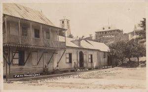 1910년대 콕센 홀. 당시 마을 인구의 다수는 영어를 사용하는 백인과 가리푸나족이었다.