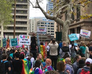 2017년 9월 10일 시드니 시청에서 열린 결혼 평등 찬성 시위에서 펼침막을 든 이유당 지지자들