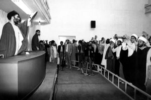 1983년 곰의 이슬람공화당 당사에서 연설하는 알리 하메네이