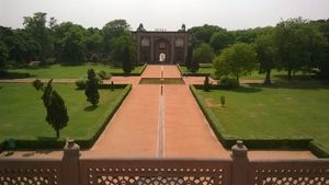 후마윤 묘(1565), 인도 델리의 모습은 4분할 축형 설계를 보여준다.