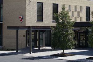 1991년부터 2015년까지 워싱턴 D.C.에 있는 스위스 대사관은 또한 공식적으로 쿠바의 이익을 미국에서 대표했다.