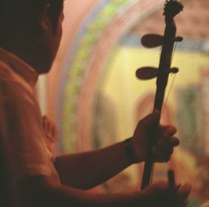 얼후를 연주하는 사람