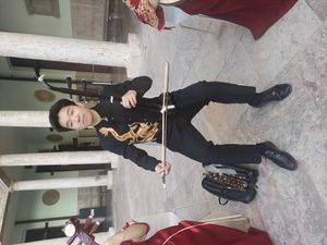 얼후}}를 연주하고 있다.