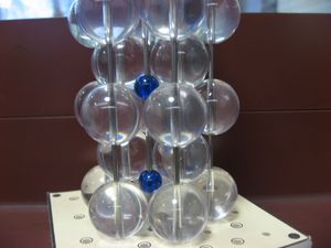 이황화 타이타늄의 육방 조밀 구조. 파란 구는 타이타늄 양이온을 나타내고 투명한 구는 황화물 음이온을 나타낸다.