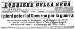 1915년 5월 21일자 코리에레 델라 세라의 앞면: 국회의원들이 마멜리-노바로 찬가와 함께 정부의 전시 권한 인수를 환호했다.
