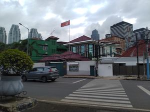 2020년 자카르타에 위치한 북한 대사관. TransJakarta 역인 Latuharhari 길 건너편에 위치해 있다.