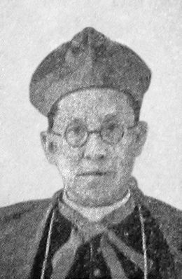 주교 복장을 하고 앞을 바라보는 남자