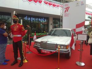 INDONESIA 1 번호판을 부착한 메르세데스-벤츠 W116. 이 차량은 전 대통령 수하르토, B. J. 하비비, 압두라흐만 와히드가 사용했다.