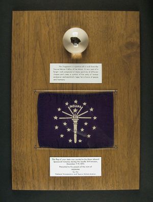 아폴로 17호 전시 케이스와 주 기 및 달 현무암 암석