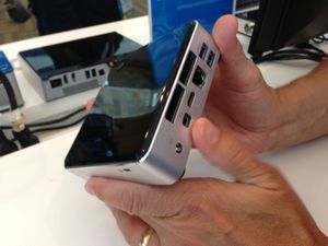 Haswell 기반 Wilson Canyon 인텔 NUC, 후면 패널