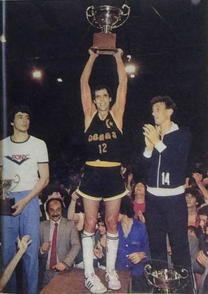 오브라스 사니타리아스가 우승한 1983년 대회에서 에두아르도 캐딜락이 컵을 들고 있다.