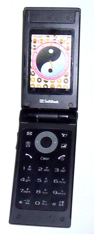 2000년대 후반 일본에서 인기를 끌었던 폴더형 휴대폰