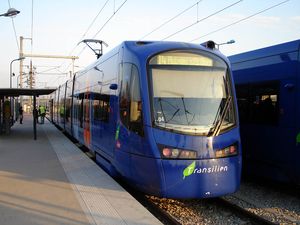 봉디 역에 정차한 A U 25500 TT04 전차