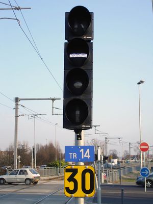 교차 구간에서의 차량 제어용 R17 신호등: 전차는 여기서 멈춰야한다. 속도 제한은 30 km/h이다.