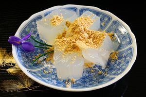 쿠즈모치}}는 차갑게 제공되는 전통적인 디저트