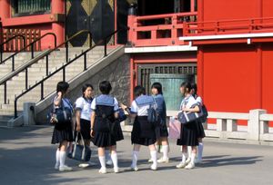 일본 교복을 입은 일본의 중학생들