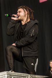 2018년 밴드와 함께 공연하는 초대 보컬리스트 세바스티안 "스시" 비즐러