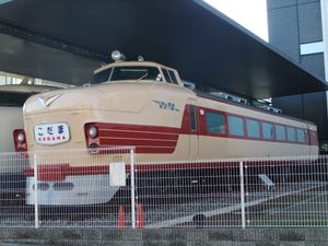 고다마는 1958년에 처음 운행되었으며, 일본국유철도(JNR) 최초의 전동차 특급 열차로, 도쿄와 오사카를 연결했다.