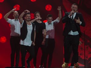 지브는 2015 유로비전 콘테스트에서 나다브 게데지 뒤 오른쪽 첫 번째에 있다.