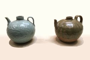 꽃무늬 주자. 왼쪽: 청백자, 징더전 가마, 남송, 13세기, 중국. 오른쪽: 세토야키, 남북조 시대, 14세기