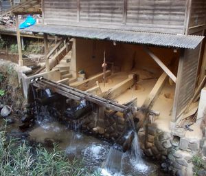 Onta 도자기 마을에서 사용되는 흙 반죽기 (무형문화재)