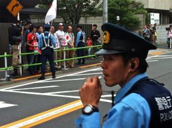 2012년 센카쿠 열도 분쟁 당시 일본 도쿄 주재 중국 대사관 앞에서 경찰관들이 중국에 반대하는 시위를 감시하고 있다.