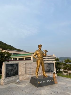 해군사관학교에 세워진 임병래 중위의 동상이다.