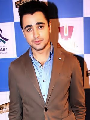 칸은 2013년 Once Upon A Time in Mumbai Dobaara!의 홍보 행사에서 찍혔다.