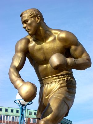 "챔피언 잉고" 피터 린데의 요한슨 동상. 요한슨이 1958년 에디 매켄과의 경기에서 승리했던 울레비 경기장 밖, 고향 예테보리에 2011년에 공개되었다.