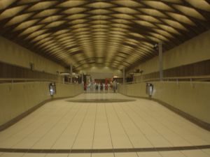 자리에 역 내부