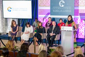 2020년 국제 용기 있는 여성상 시상식에서 연설하는 가파리