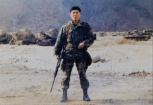 저격수 소총 M21을 들고 탱크 주변을 경계하고 있다.