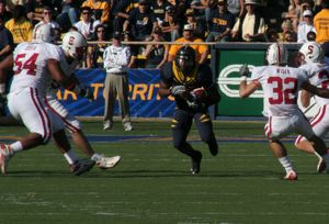 베스트가 빅 게임에서 공을 운반하고 있다