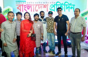 감독 불불 비쉬와스, 보르한 칸, 배우 자이드 칸, 비파샤 카비르, 하룬 라시드가 방글라데시 프라티딘 창간 10주년 기념 행사에 참석한 모습