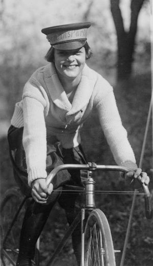 1922년 전국 여성당 본부에서 줄리아 오브이어