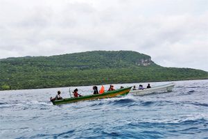 관광객들은 이와 같은 어선으로 자쿠섬으로 수송된다.